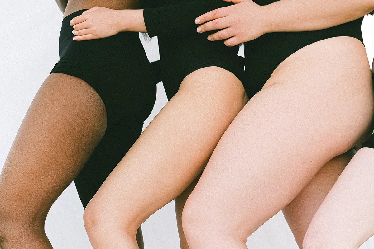 Se muestra las piernas de 4 mujeres multirracial